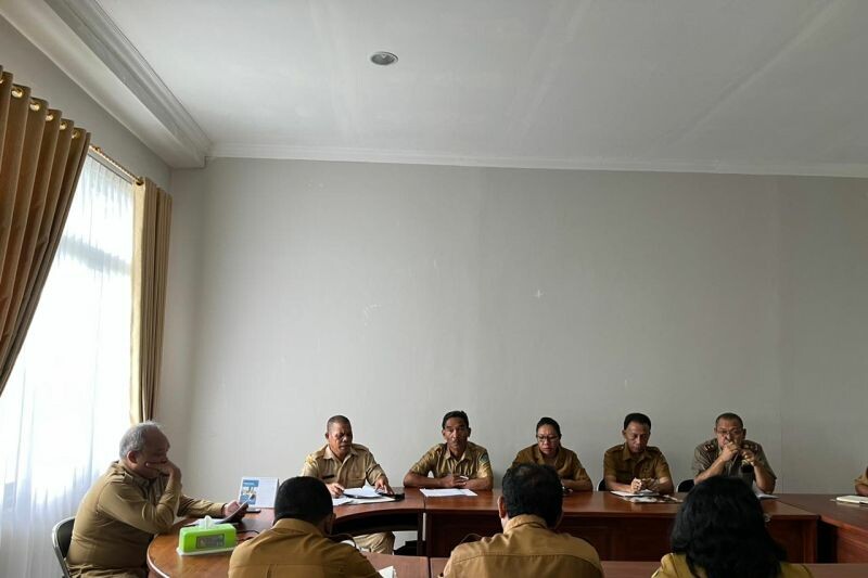 Sekda Manggarai Timur, Boni Hasudungan memimpin rapat koordinasi tim percepatan penanggulangan bencana daerah beberapa waktu lalu